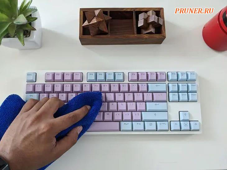 Используйте ткань из микрофибры, чтобы вытереть клавиатуру. 