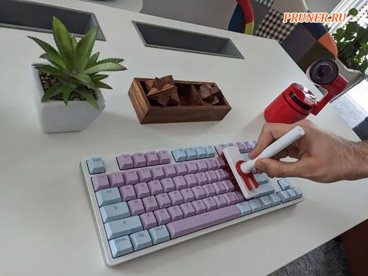 Используйте кисть для очистки между клавиатурами.
